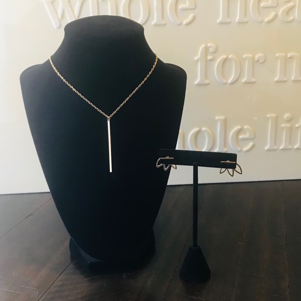 Necklace and earring set